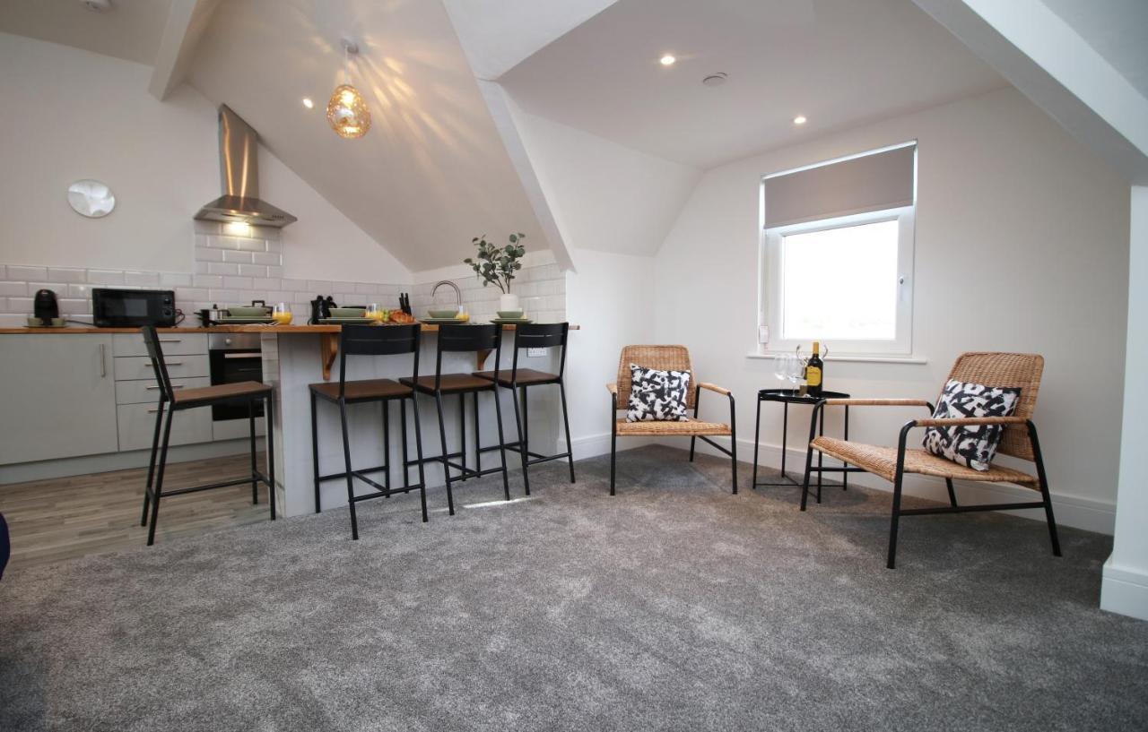 No 49 Apartments, Perfect For Business And Leisure Stays, 10 Min Drive Into Centre, Easy Access To Local Transport, 1br And 2br Available, Free Parking *