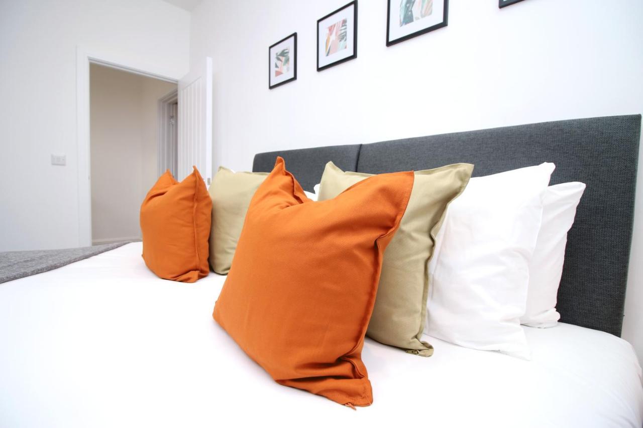 No 49 Apartments, Perfect For Business And Leisure Stays, 10 Min Drive Into Centre, Easy Access To Local Transport, 1br And 2br Available, Free Parking Apartment *