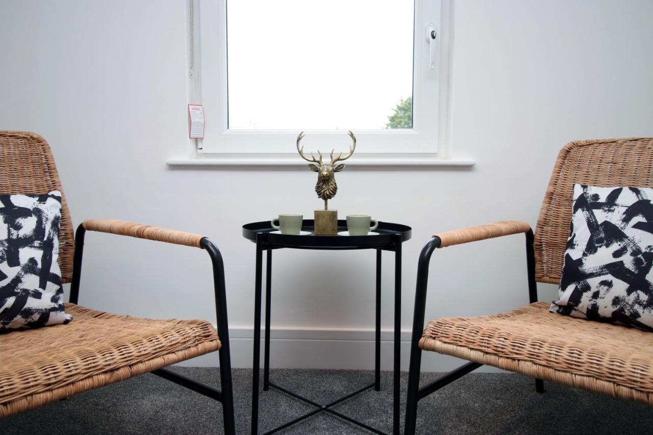 No 49 Apartments, Perfect For Business And Leisure Stays, 10 Min Drive Into Centre, Easy Access To Local Transport, 1br And 2br Available, Free Parking Apartment *