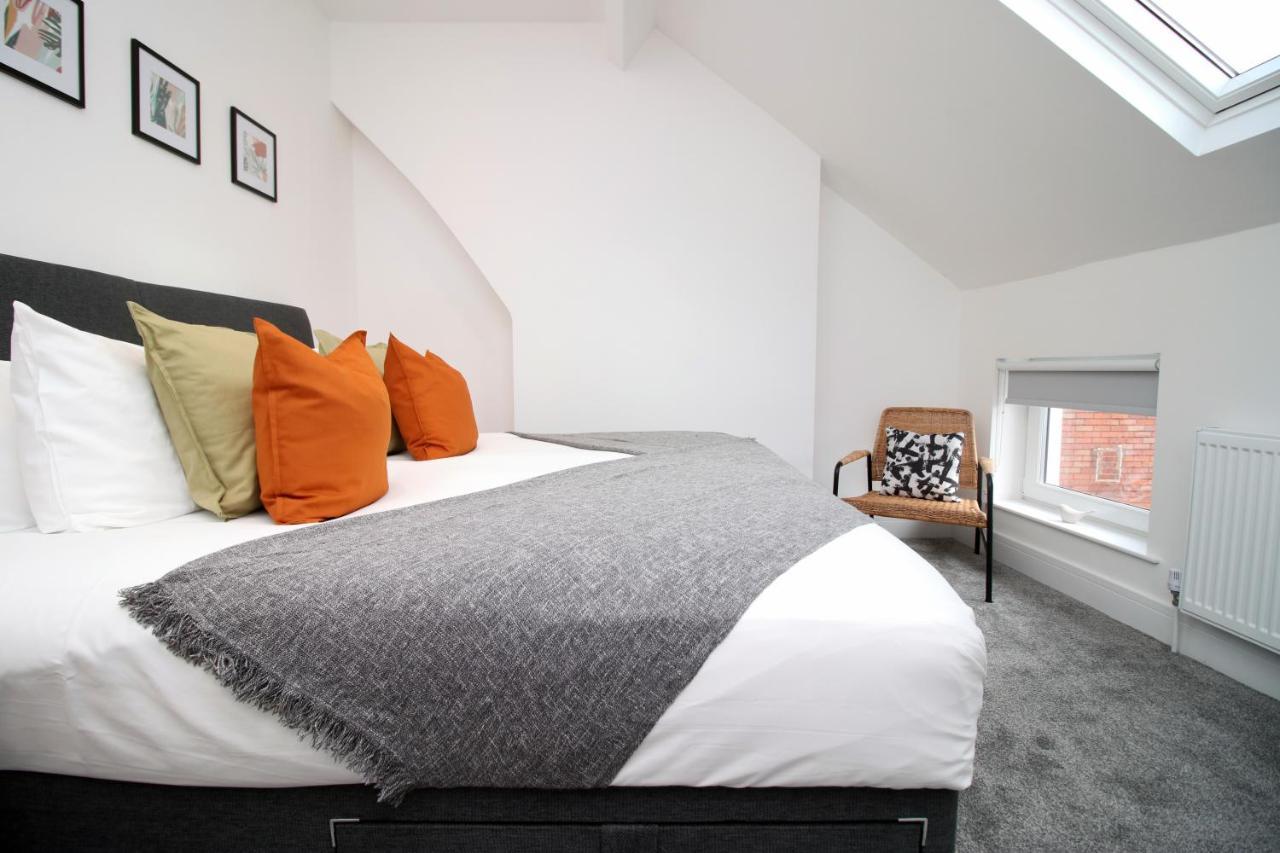 No 49 Apartments, Perfect For Business And Leisure Stays, 10 Min Drive Into Centre, Easy Access To Local Transport, 1br And 2br Available, Free Parking Apartment