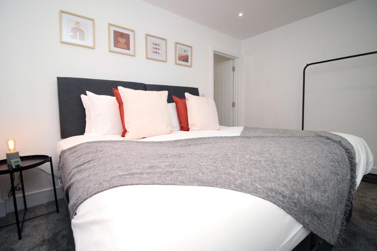 No 49 Apartments, Perfect For Business And Leisure Stays, 10 Min Drive Into Centre, Easy Access To Local Transport, 1br And 2br Available, Free Parking