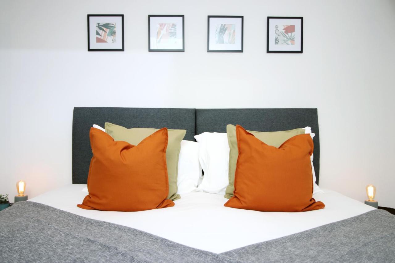 No 49 Apartments, Perfect For Business And Leisure Stays, 10 Min Drive Into Centre, Easy Access To Local Transport, 1br And 2br Available, Free Parking Apartment *