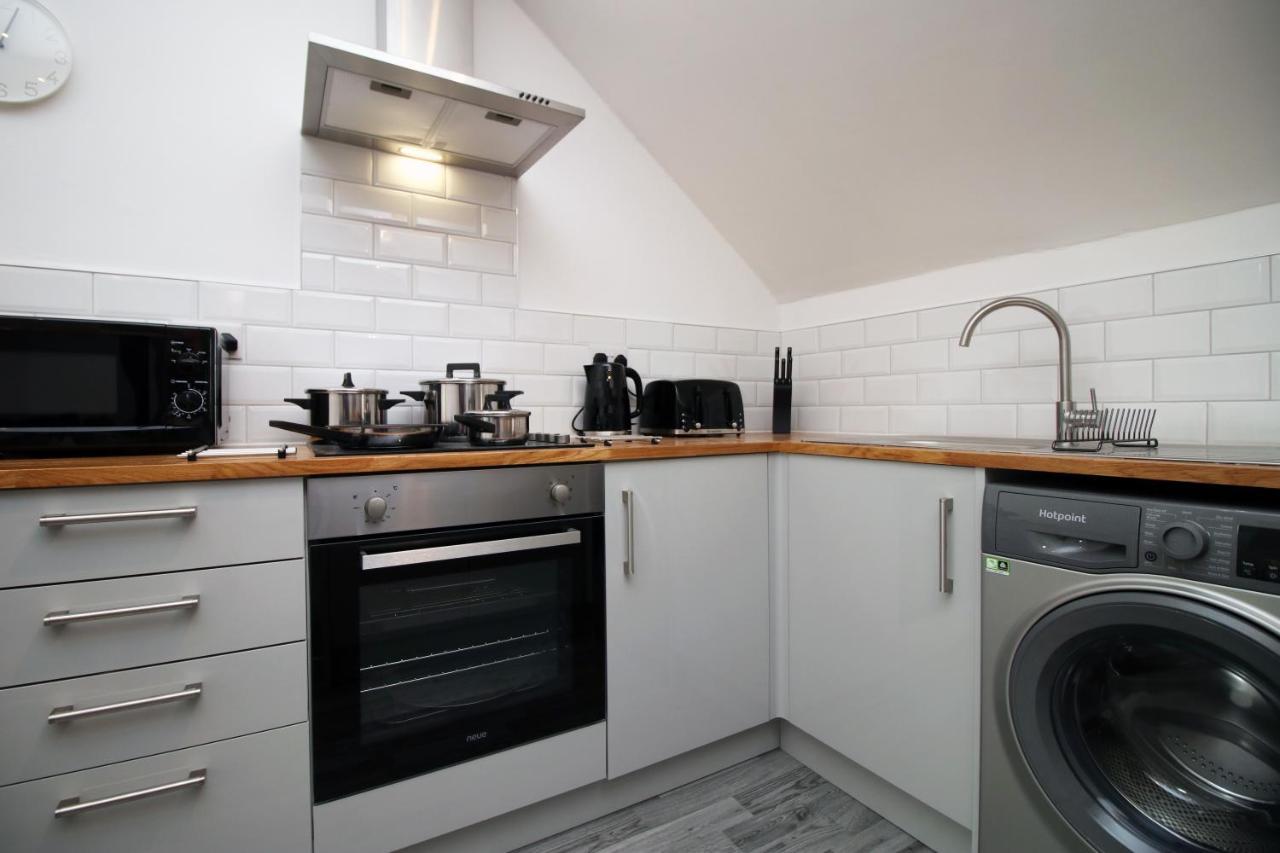 No 49 Apartments, Perfect For Business And Leisure Stays, 10 Min Drive Into Centre, Easy Access To Local Transport, 1br And 2br Available, Free Parking Apartment *