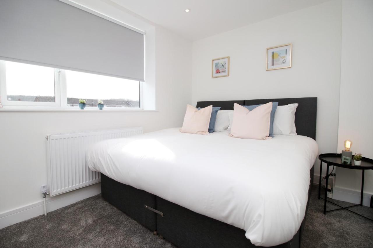 No 49 Apartments, Perfect For Business And Leisure Stays, 10 Min Drive Into Centre, Easy Access To Local Transport, 1br And 2br Available, Free Parking Apartment