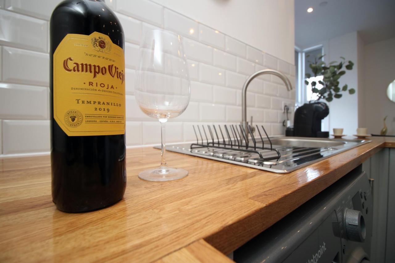 No 49 Apartments, Perfect For Business And Leisure Stays, 10 Min Drive Into Centre, Easy Access To Local Transport, 1br And 2br Available, Free Parking * Cardiff