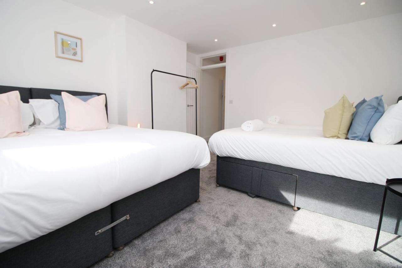 No 49 Apartments, Perfect For Business And Leisure Stays, 10 Min Drive Into Centre, Easy Access To Local Transport, 1br And 2br Available, Free Parking Apartment