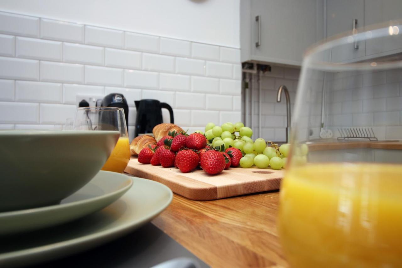 No 49 Apartments, Perfect For Business And Leisure Stays, 10 Min Drive Into Centre, Easy Access To Local Transport, 1br And 2br Available, Free Parking Apartment