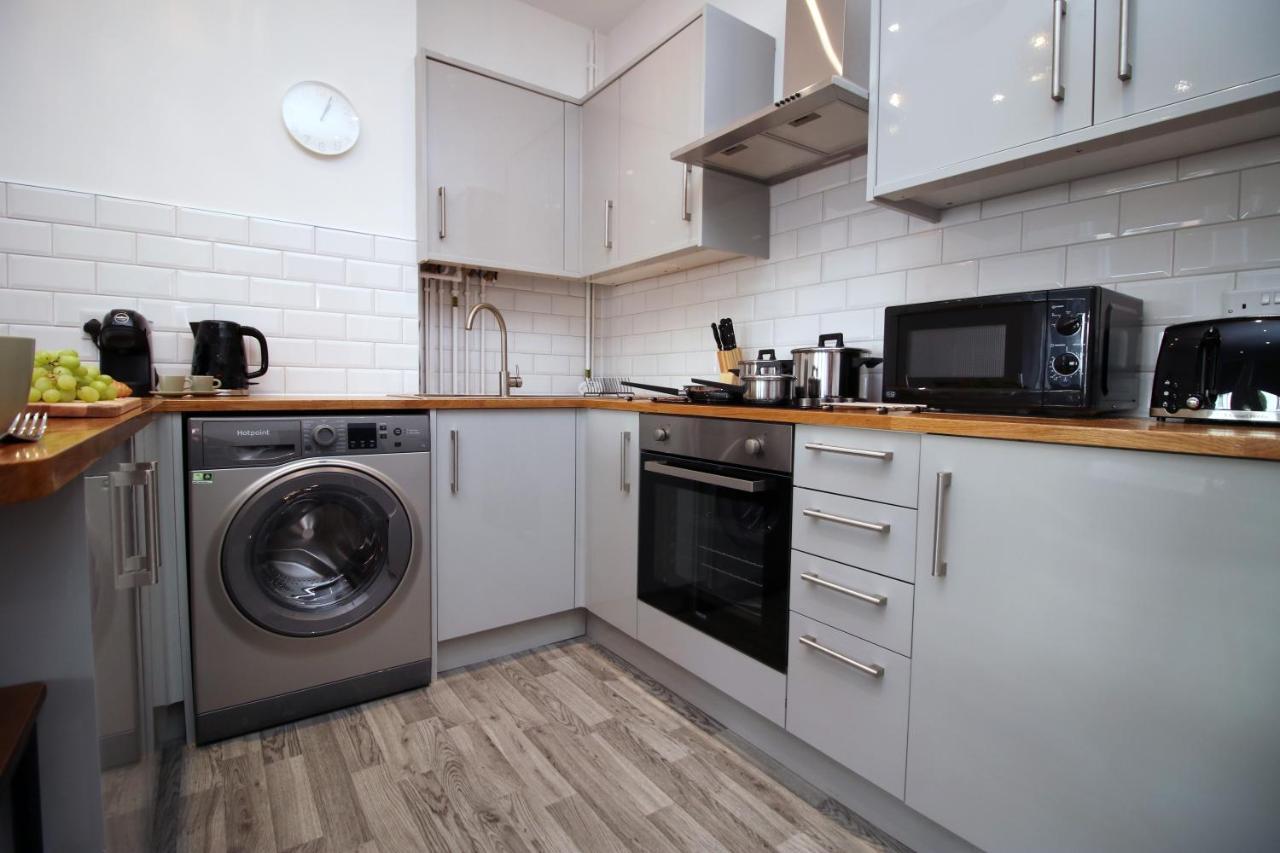 No 49 Apartments, Perfect For Business And Leisure Stays, 10 Min Drive Into Centre, Easy Access To Local Transport, 1br And 2br Available, Free Parking