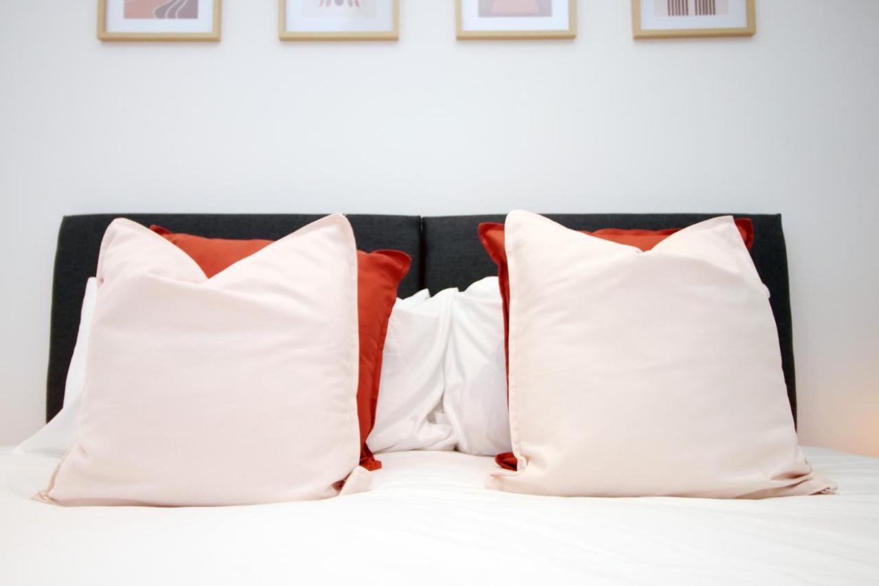 No 49 Apartments, Perfect For Business And Leisure Stays, 10 Min Drive Into Centre, Easy Access To Local Transport, 1br And 2br Available, Free Parking Cardiff
