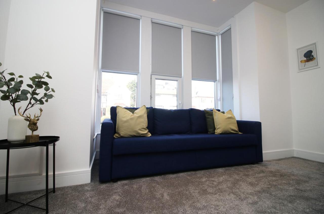No 49 Apartments, Perfect For Business And Leisure Stays, 10 Min Drive Into Centre, Easy Access To Local Transport, 1br And 2br Available, Free Parking Apartment *