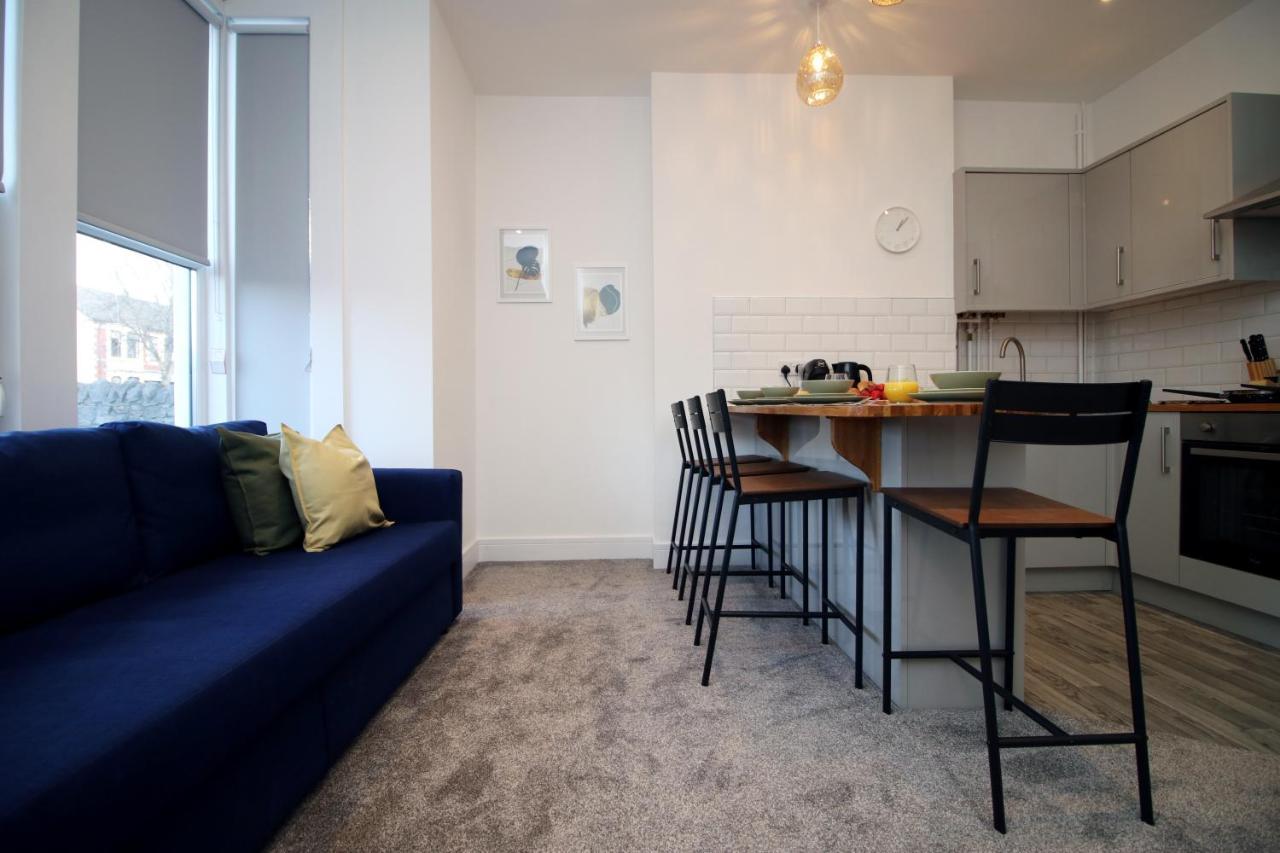 No 49 Apartments, Perfect For Business And Leisure Stays, 10 Min Drive Into Centre, Easy Access To Local Transport, 1br And 2br Available, Free Parking *