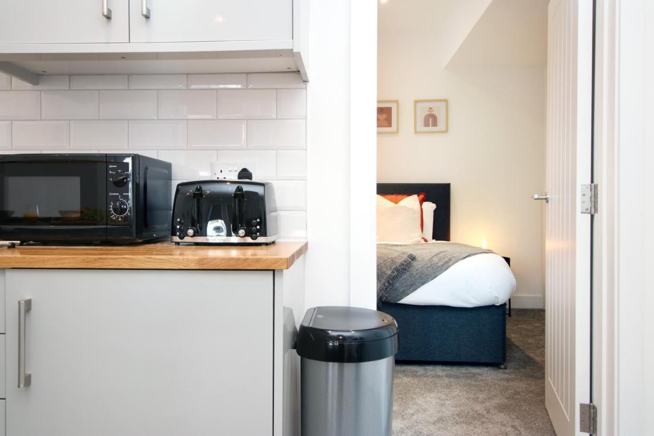No 49 Apartments, Perfect For Business And Leisure Stays, 10 Min Drive Into Centre, Easy Access To Local Transport, 1br And 2br Available, Free Parking