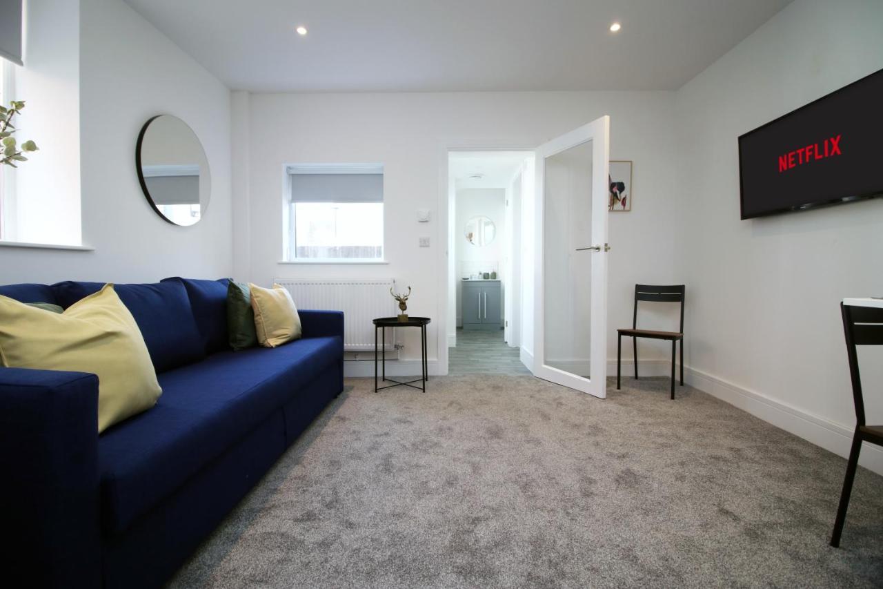 No 49 Apartments, Perfect For Business And Leisure Stays, 10 Min Drive Into Centre, Easy Access To Local Transport, 1br And 2br Available, Free Parking *