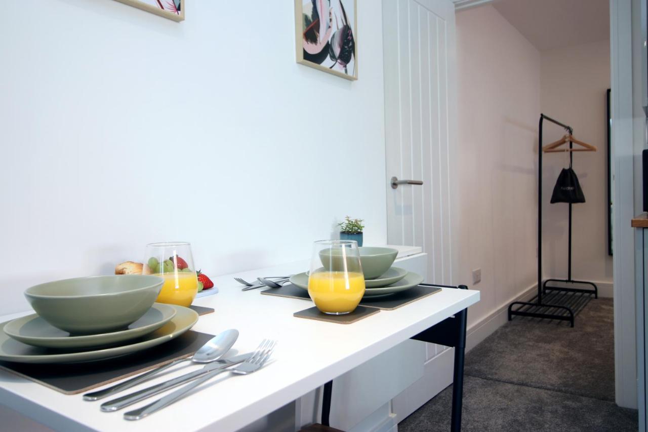 No 49 Apartments, Perfect For Business And Leisure Stays, 10 Min Drive Into Centre, Easy Access To Local Transport, 1br And 2br Available, Free Parking * Cardiff