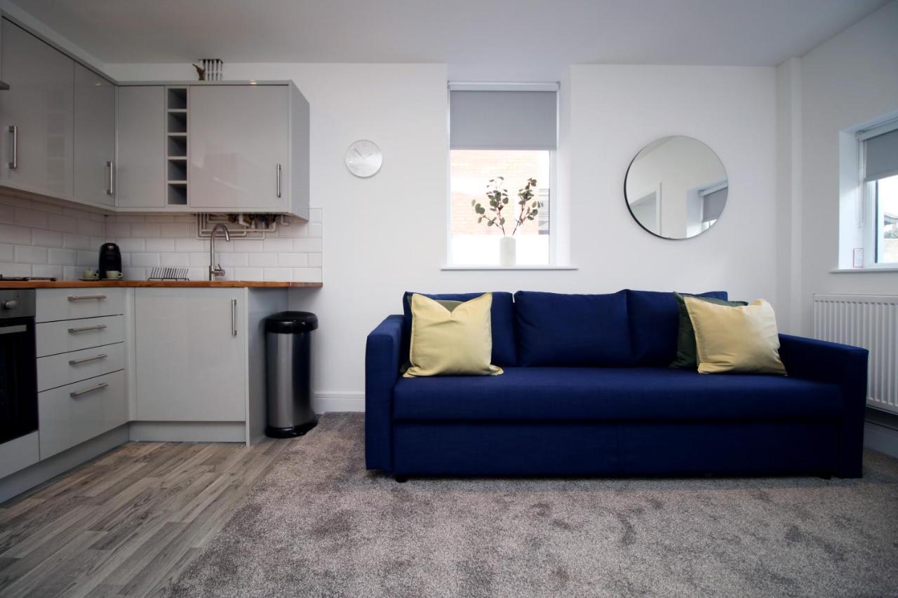 No 49 Apartments, Perfect For Business And Leisure Stays, 10 Min Drive Into Centre, Easy Access To Local Transport, 1br And 2br Available, Free Parking Apartment