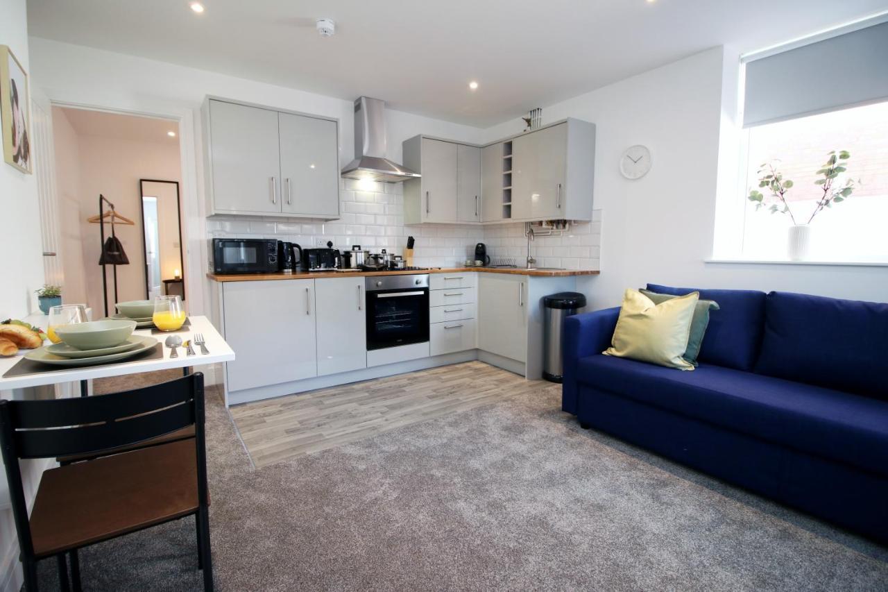 Apartment No 49 Apartments, Perfect For Business And Leisure Stays, 10 Min Drive Into Centre, Easy Access To Local Transport, 1br And 2br Available, Free Parking *