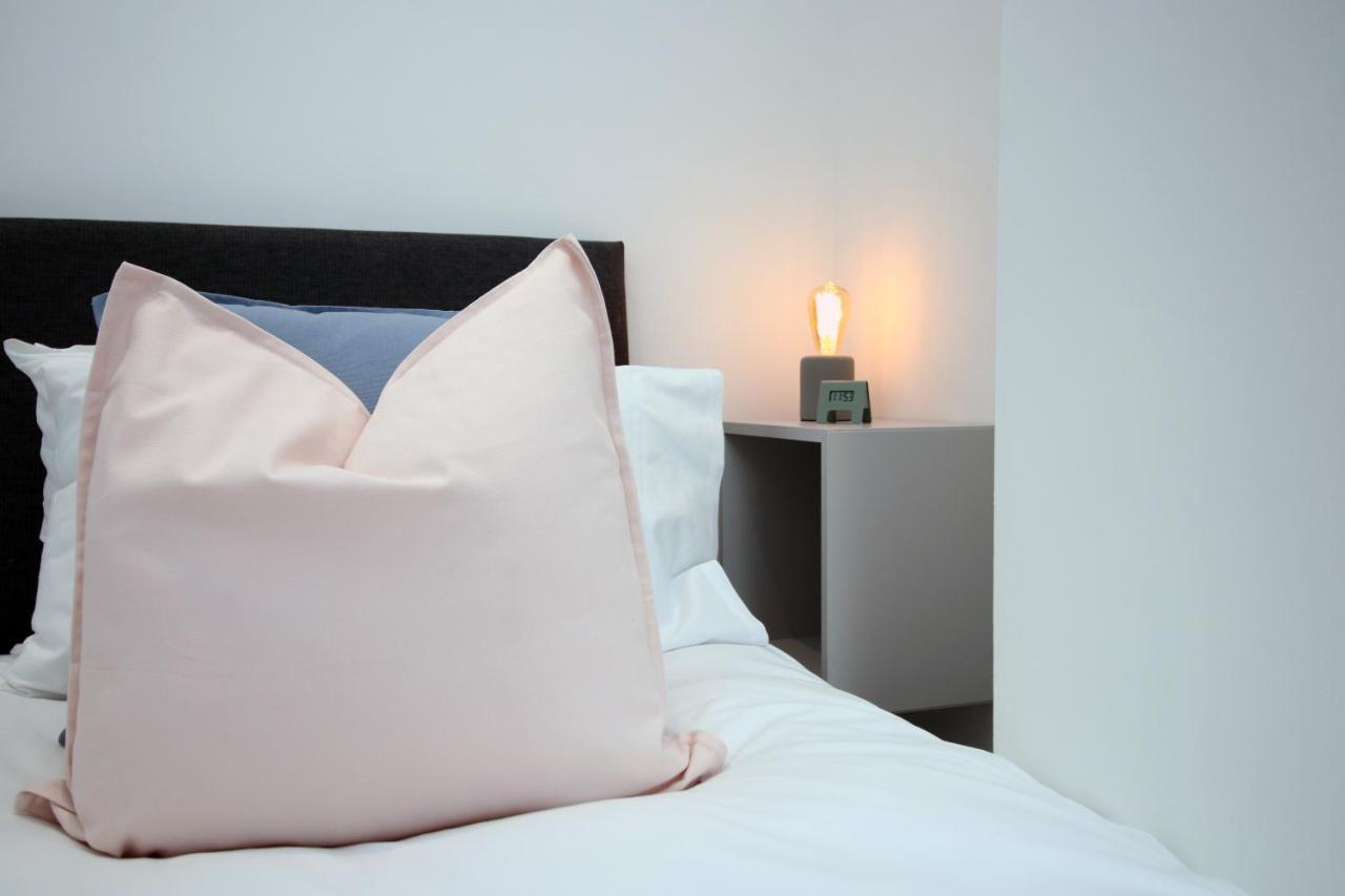 No 49 Apartments, Perfect For Business And Leisure Stays, 10 Min Drive Into Centre, Easy Access To Local Transport, 1br And 2br Available, Free Parking *