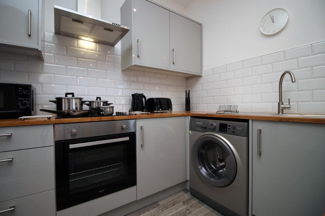 Apartment No 49 Apartments, Perfect For Business And Leisure Stays, 10 Min Drive Into Centre, Easy Access To Local Transport, 1br And 2br Available, Free Parking