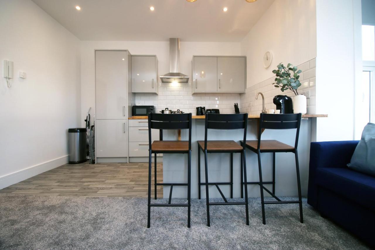 Apartment No 49 Apartments, Perfect For Business And Leisure Stays, 10 Min Drive Into Centre, Easy Access To Local Transport, 1br And 2br Available, Free Parking *