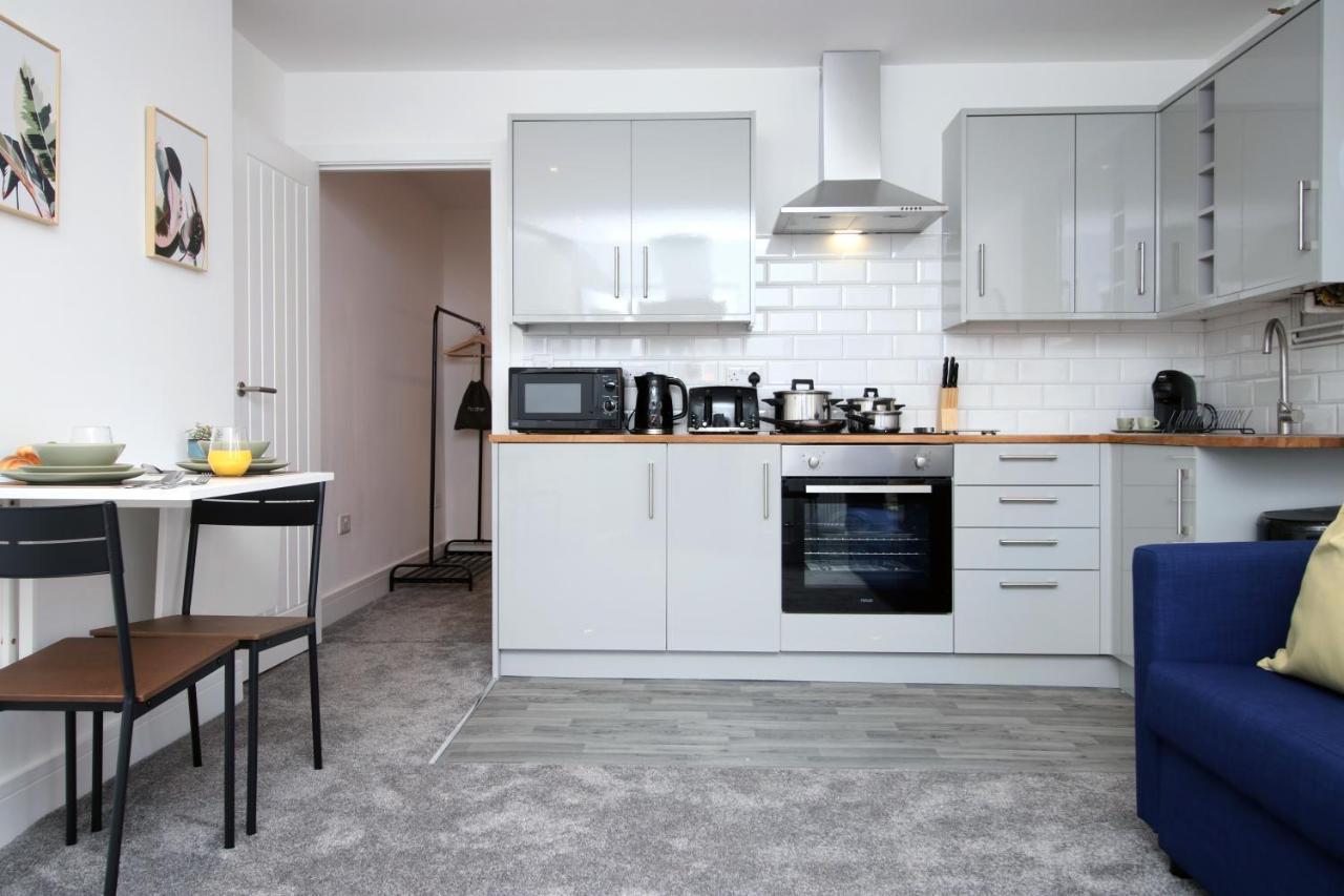 No 49 Apartments, Perfect For Business And Leisure Stays, 10 Min Drive Into Centre, Easy Access To Local Transport, 1br And 2br Available, Free Parking Apartment Cardiff