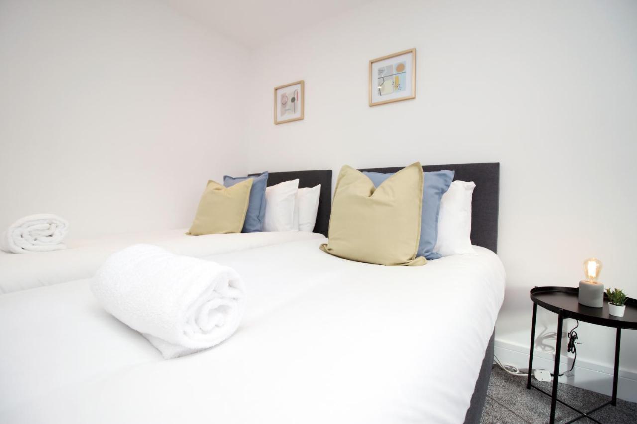 No 49 Apartments, Perfect For Business And Leisure Stays, 10 Min Drive Into Centre, Easy Access To Local Transport, 1br And 2br Available, Free Parking *