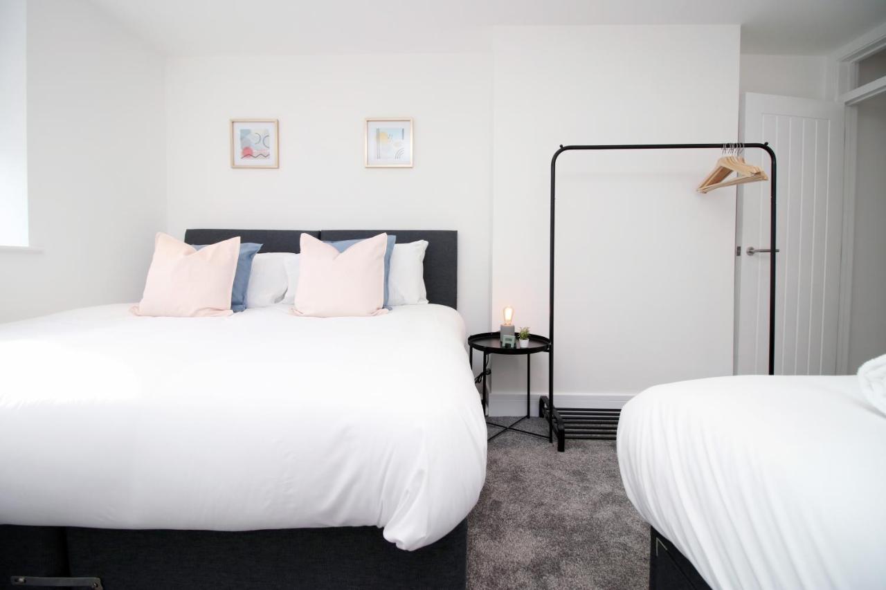 Apartment No 49 Apartments, Perfect For Business And Leisure Stays, 10 Min Drive Into Centre, Easy Access To Local Transport, 1br And 2br Available, Free Parking
