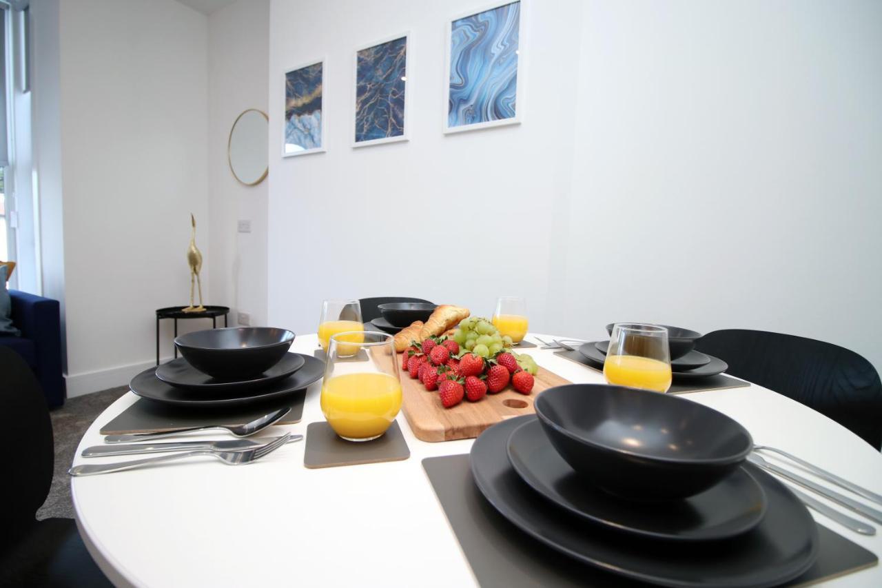 No 49 Apartments, Perfect For Business And Leisure Stays, 10 Min Drive Into Centre, Easy Access To Local Transport, 1br And 2br Available, Free Parking *