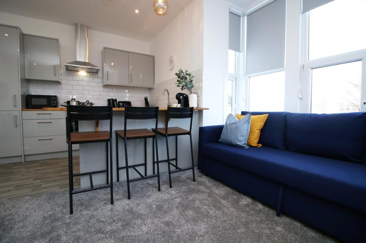 No 49 Apartments, Perfect For Business And Leisure Stays, 10 Min Drive Into Centre, Easy Access To Local Transport, 1br And 2br Available, Free Parking *