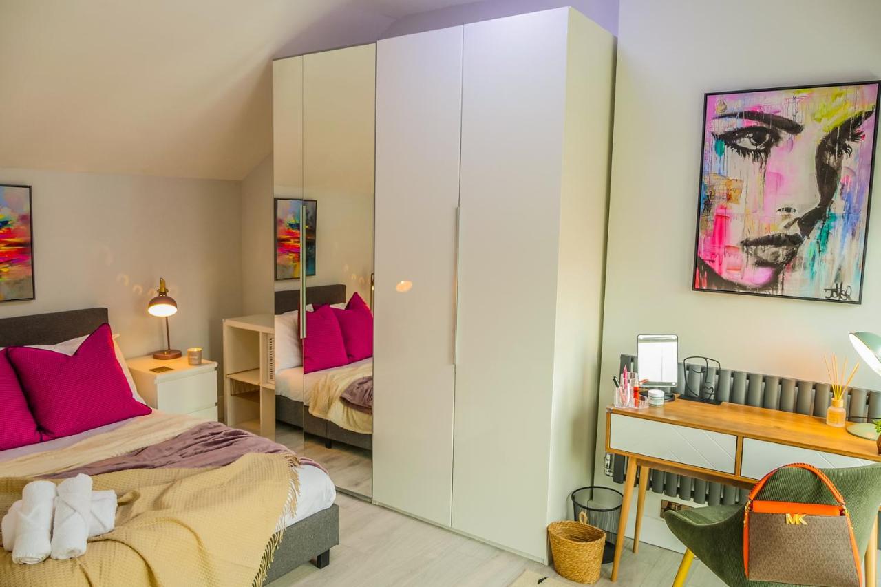 New Cosy & Secure - 2 Bed - Free Wifi - Modern & Functional Apartment *