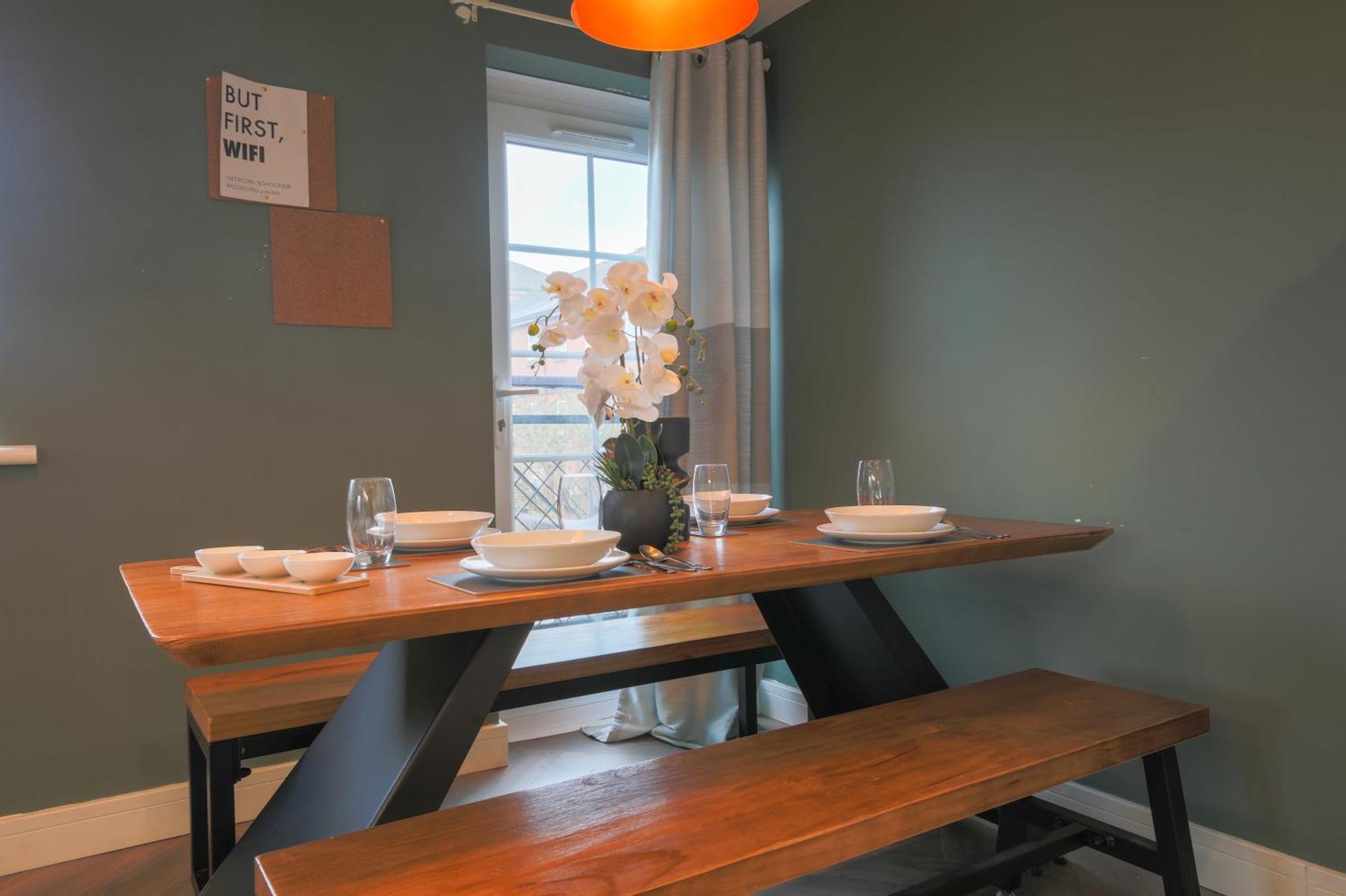 Stayright Stylish Bay 2 Bed Apartment- Private Parking & 10 Mins To Bay &