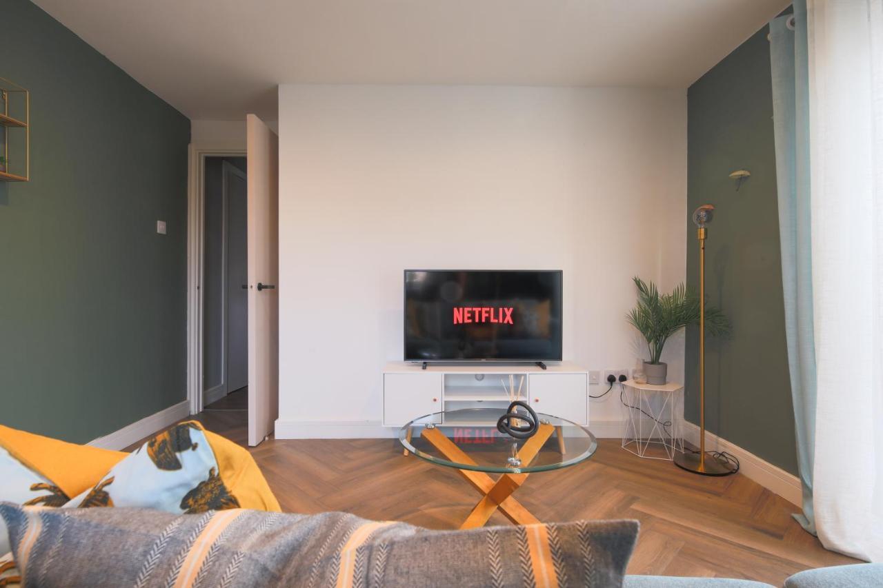 Stayright Stylish Bay 2 Bed Apartment- Private Parking & 10 Mins To Bay & *