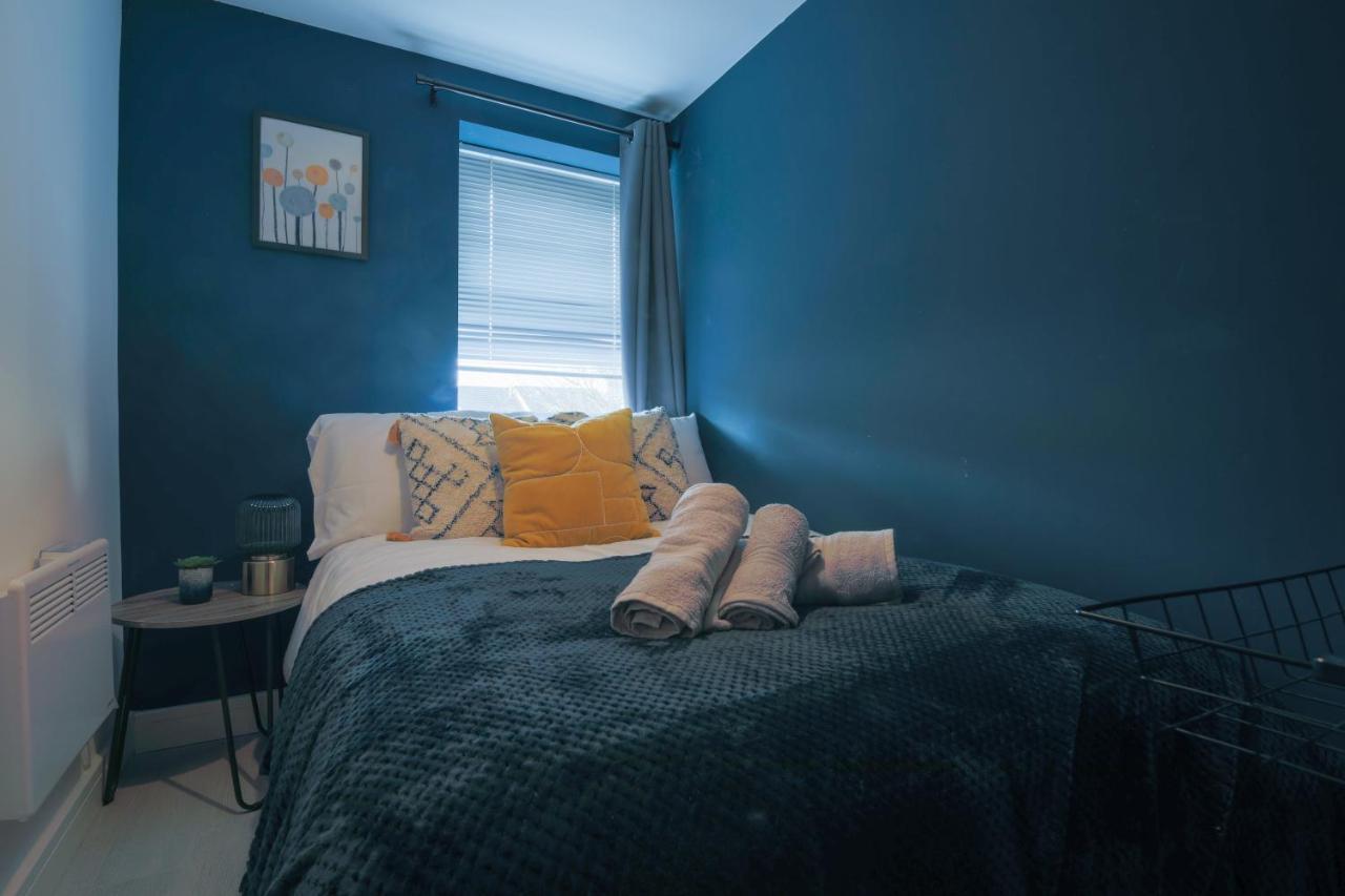 Stayright Stylish Bay 2 Bed Apartment- Private Parking & 10 Mins To Bay & *