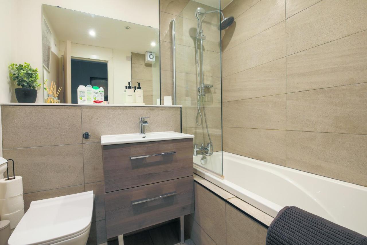 Stayright Stylish Bay 2 Bed Apartment- Private Parking & 10 Mins To Bay & *
