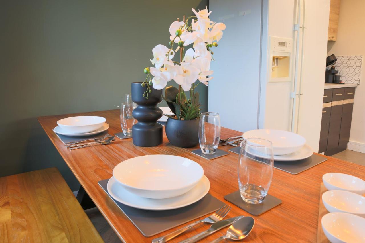 Stayright Stylish Bay 2 Bed Apartment- Private Parking & 10 Mins To Bay & *