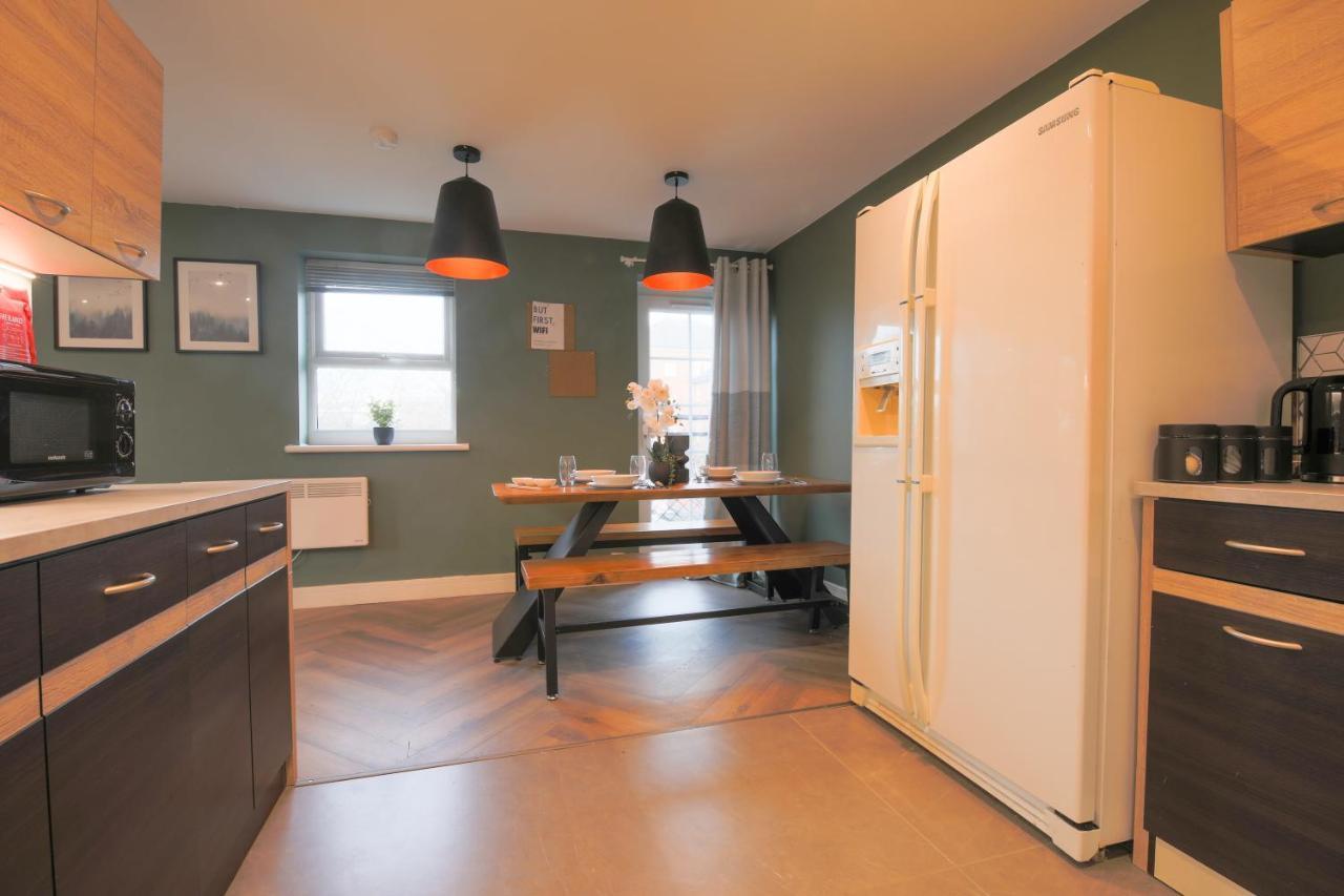 Stayright Stylish Bay 2 Bed Apartment- Private Parking & 10 Mins To Bay & *