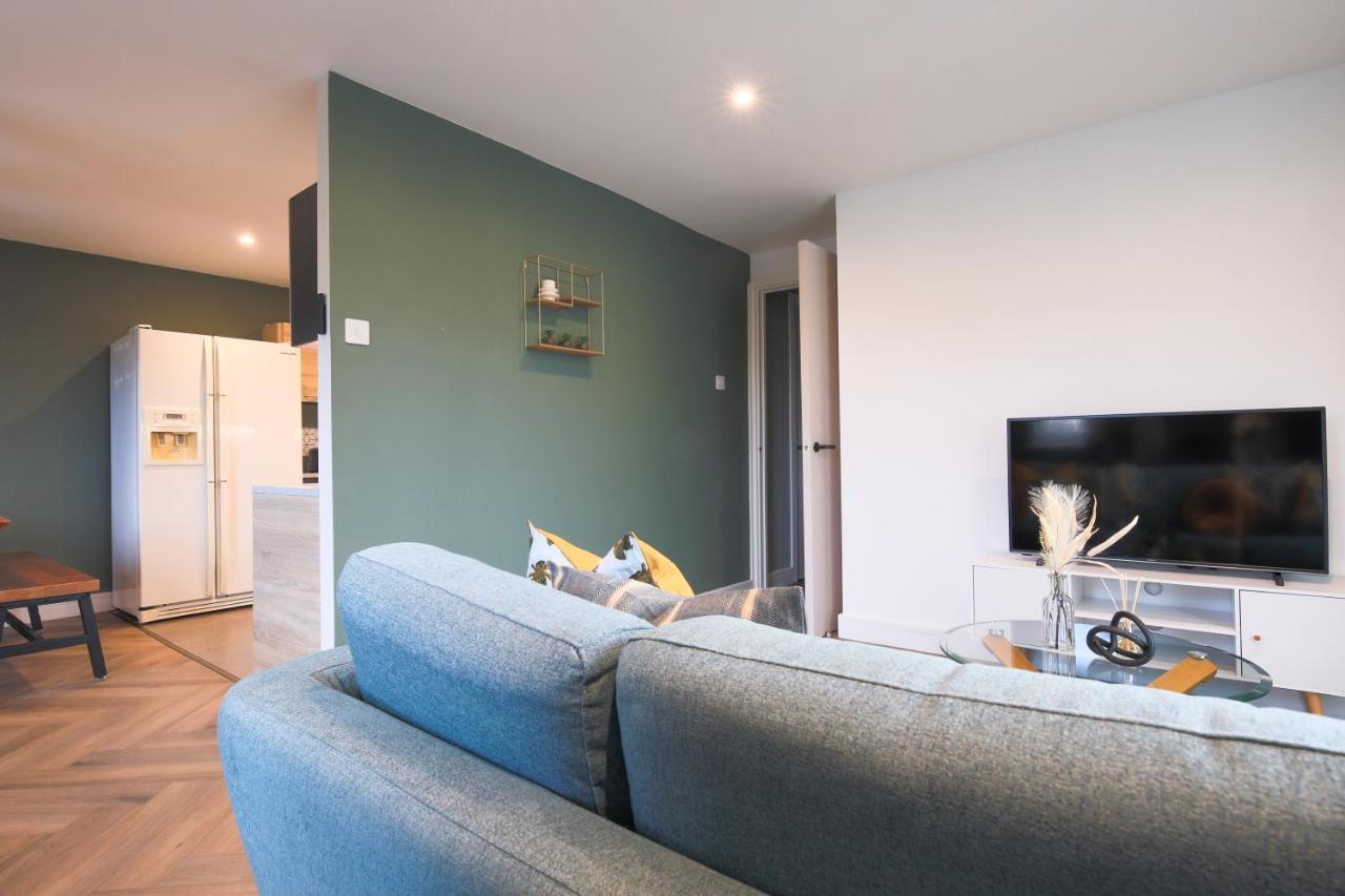Stayright Stylish Bay 2 Bed Apartment- Private Parking & 10 Mins To Bay & Cardiff