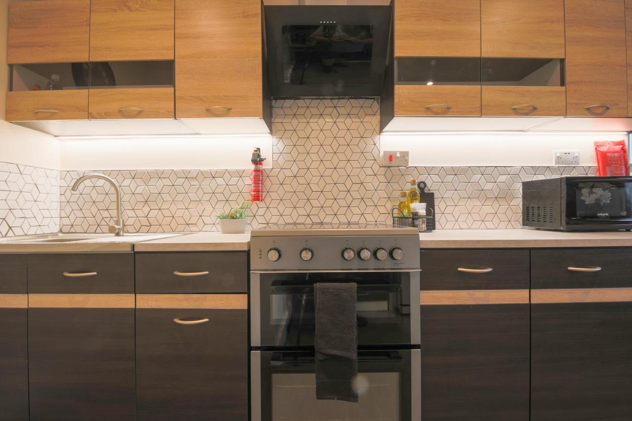 Stayright Stylish Bay 2 Bed Apartment- Private Parking & 10 Mins To Bay & Apartment