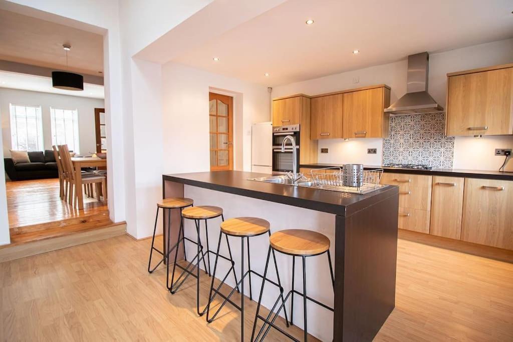 Burnaby's Home, By Host, Free On Street Parking Guest house