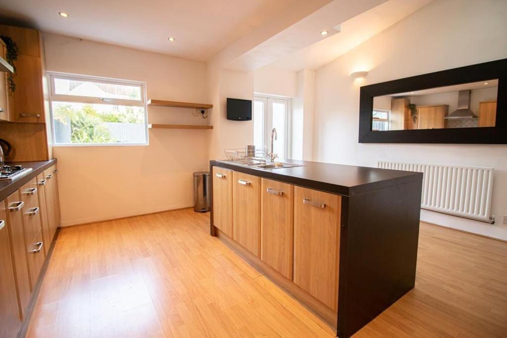 Burnaby's Home, By Host, Free On Street Parking Guest house