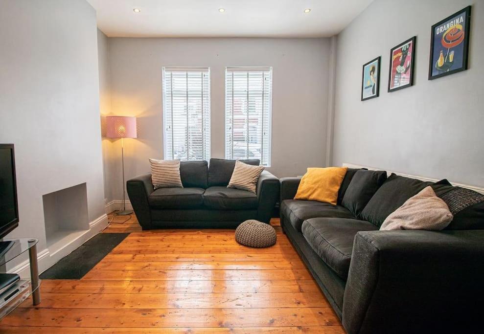 Burnaby's Home, By Host, Free On Street Parking Guest house *