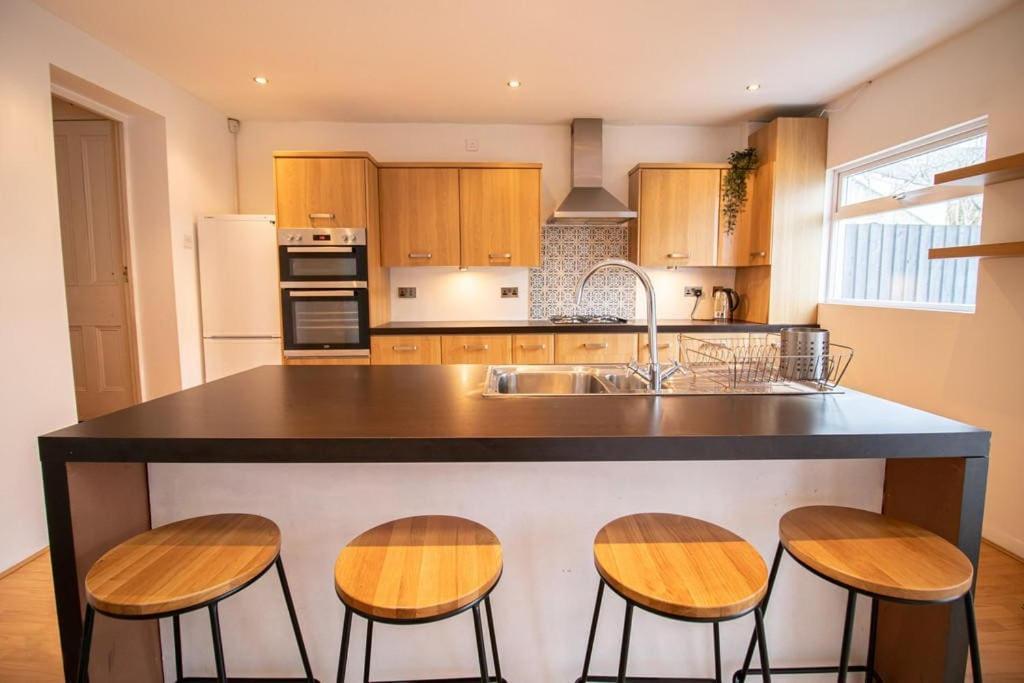 Burnaby's Home, By Host, Free On Street Parking Guest house