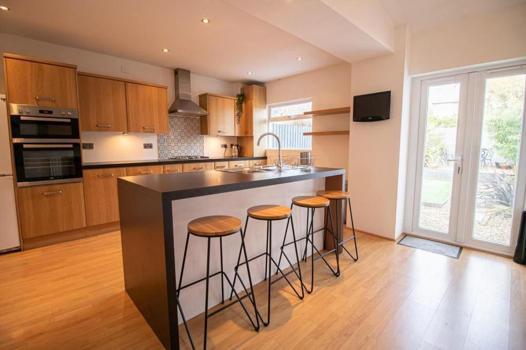 Burnaby's Home, By Host, Free On Street Parking Guest house Cardiff