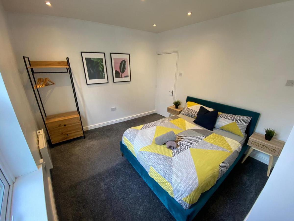 Apartment 2 Bedroom Near Centre, Uni & Parks! *