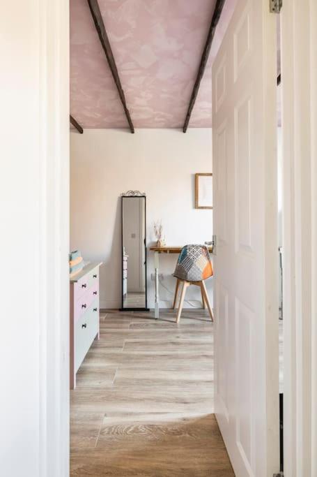 Bedroom With Kitchenette, Private Bathroom And Parking Guest house Cardiff