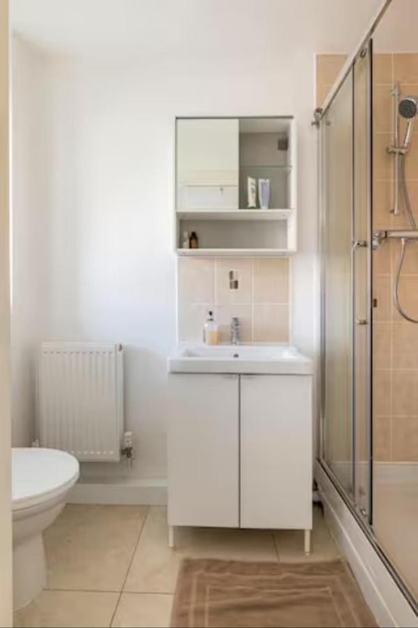 Bedroom With Kitchenette, Private Bathroom And Parking