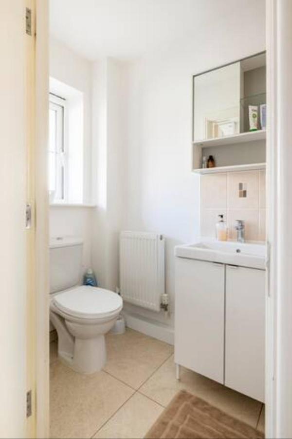Bedroom With Kitchenette, Private Bathroom And Parking