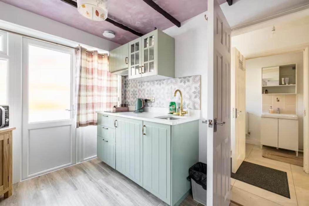 Guest house Bedroom With Kitchenette, Private Bathroom And Parking