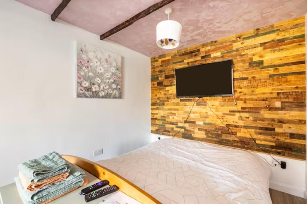 Bedroom With Kitchenette, Private Bathroom And Parking
