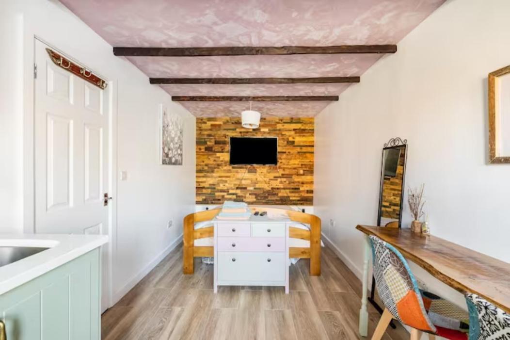 Bedroom With Kitchenette, Private Bathroom And Parking Guest house *