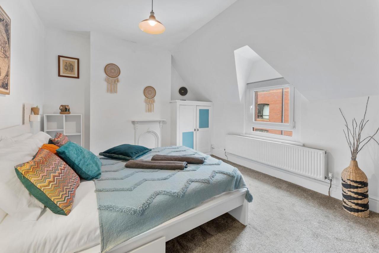 Spacious Serenity- Stylish 6-person Flat *